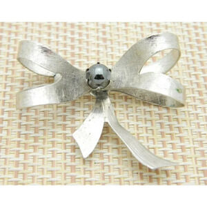 1961 ROLYN INC Sterling Silver Hematite Bow Pin Brooch Vintage